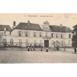 95 PONTOISE. Animation devant l'Hôtel de Ville