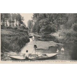 77 Environs de MEAUX. Photographe sur barque au Petit bras Île de Chappe et du Moulin