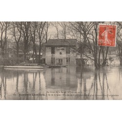 92 ASNIERES-LEVALLOIS. Restaurant "Roussard" Île de la Jatte pendant la Crue de la Seine 1910