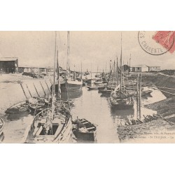 17 Île d'Oléron SAINT-TROJAN les Bains. Barques et bateaux de Pêcheurs dans le Port vers 1910