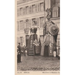 59 DOUAI. Cortège des Géants. Gayant Monsieur et Madame