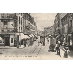 77 FONTAINEBLEAU. Pharmacie "Vienne" et tramway "Dubonnet" Rue Grande 1914