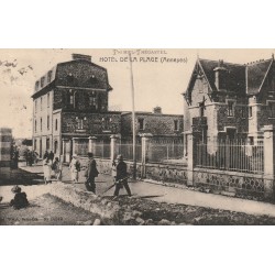 29 PRIMEL-TREGASTEL. Hôtel de la Plage bien animé1923