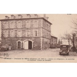 12 AUBRAC. L'Annexe de l'Hôtel avec voiture ancienne