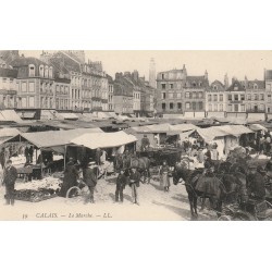 62 CALAIS. Nombreux fiacres avec cochers sur le Marché