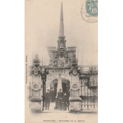 2 Cpa 08 BAZEILLES. Monument de la Crypte ou Ossuaire avec gardiens militaires vers 1905