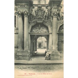 2 Cpa 31 TOULOUSE. Porte Hôtel de Pierre et Salle des Illustres au Capitole