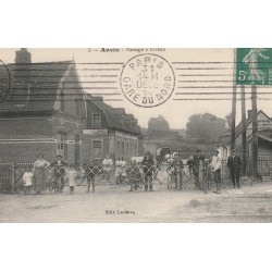 62 ANVIN. Passage à niveau cyclistes, attelage et voiture ancienne 1914