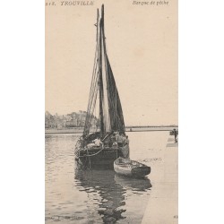 14 TROUVILLE. Barque de pêche avec Pêcheurs à bord