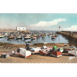 17 ILE D'OLERON. Barques de Pêcheur dans le Port de la Cotinière