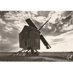 28 environs de Chartres. Vieux Moulin à vent dans la Plaine