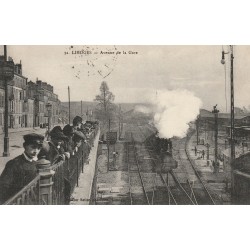 87 LIMOGES. Avenue de la Gare nombreux curieux regardant passer le train avec locomotive à vapeur 1917