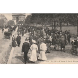 75016 PARIS. Fiacres et promeneurs sur l'Avenue du Bois de Boulogne