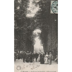 18 BOURGES. Allée Jardin de l'Archevêché bien animée 1907