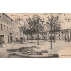 63 SAINT-REMY-SUR-DUROLLE. Attelage et commerces Place de la Fontaine 1904