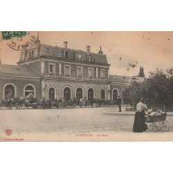 54 LUNEVILLE. Attelages en attente à la Gare nourrice avec landau 1910