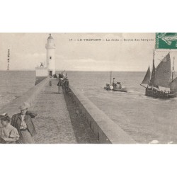 2 cpa 76 LE TREPORT. Le Phare sur la Jetée et Sortie des barques de Pêcheurs