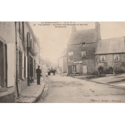 50 VALOGNES. Attelage au Carrefour des Bouchers et rue des Religieuses 1904