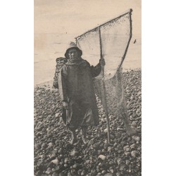 76 LE TREPORT. Pêcheur de Crevettes vers 1905