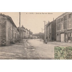 55 INOR. Femme et enfants à la Sortie du Pays vers Mouzon 1922