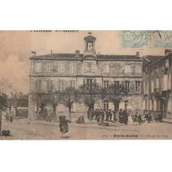 63 VIC-LE-COMTE. Cortège de mariage devant l'Hôtel de Ville 1906