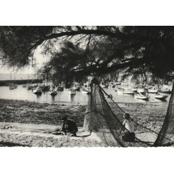 17 ILE D'OLERON LA COTINIERE. Réparation de Chalut pour la Pêche 1952