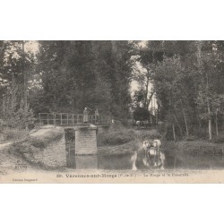 63 VARENNES-SUR-MORGE. La Passerelle avec Boeufs se désaltérant dans la Morge 1919