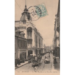 18 BOURGES. Nombreux attelages devant les Nouvelles Galeries rue Moyenne 1908