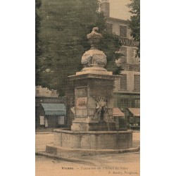 38 VIENNE. Fontaine Hôtel de Ville devant la Boucherie 1909