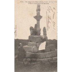 29 BEUZEC-CAP-SIZUN. Femmes priant au pied du Calvaire 1903