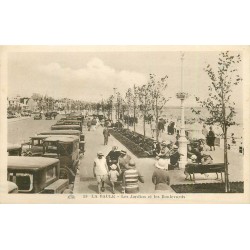 2 Cpa 44 LA BAULE-SUR-MER. Les Jardins et voitures anciennes sur les Boulevards avec Esplanade du Casino