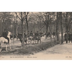 Paris 16° BOIS DE BOULOGNE. Cavaliers fiacres et taxis sur Allée des Acacias