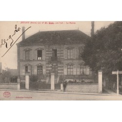 10 JEUGNY. La Mairie avec personnage 1920