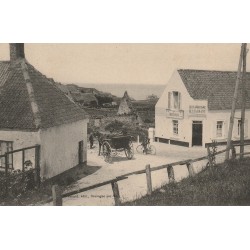 62 GRIS NEZ. Attelage et Cycliste devant Restaurant Delplanque à l'Entrée du Village