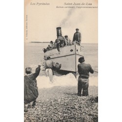 64 SAINT-JEAN-DE-LUZ. Bateau Sardinier avec Pêcheurs à l'approvisionnement