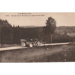 39 LES MONTS JURA. Voiture autocar Route de la Faucille au pied de la Dôle