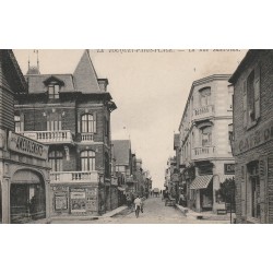 62 LE TOUQUET-PARIS-PLAGE. Café et livreur Boucher à vélo rue Saint-Jean