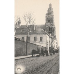 37 TOURS. Cathédrale et tramway avec la Caserne Meusnier