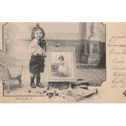 ENFANTS. Bébé Artiste peintre fillette devant sa toile 1903